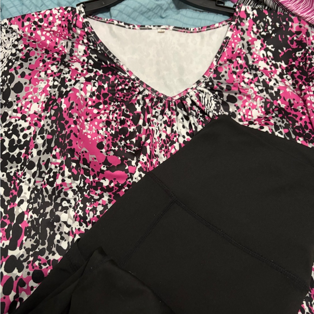 Source Unknown Pink Black White Abstract V-Neck Blouse